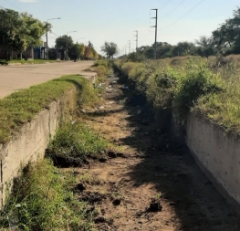 🚧👉🏻Trabajamos en la limpieza de los canales de desagües a cielo abierto del barrio La Ribera